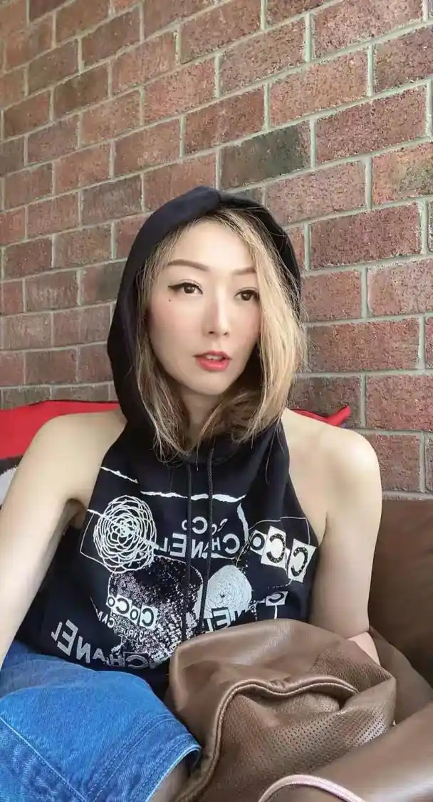 郑秀文终于胖回来了,穿无袖连帽背心配金色长发,美出新高度