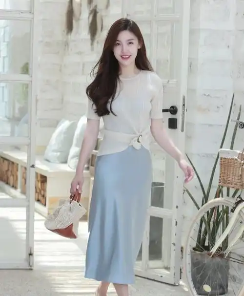 品位女人的穿衣模板,简单的搭配不失时尚感,既精致优雅又显气质