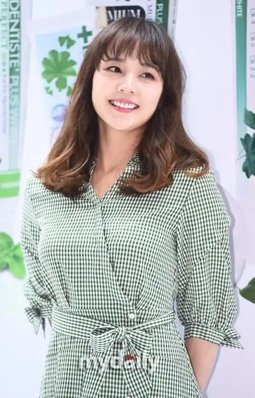 韩国女艺人柳真首尔出席代言宣传活动