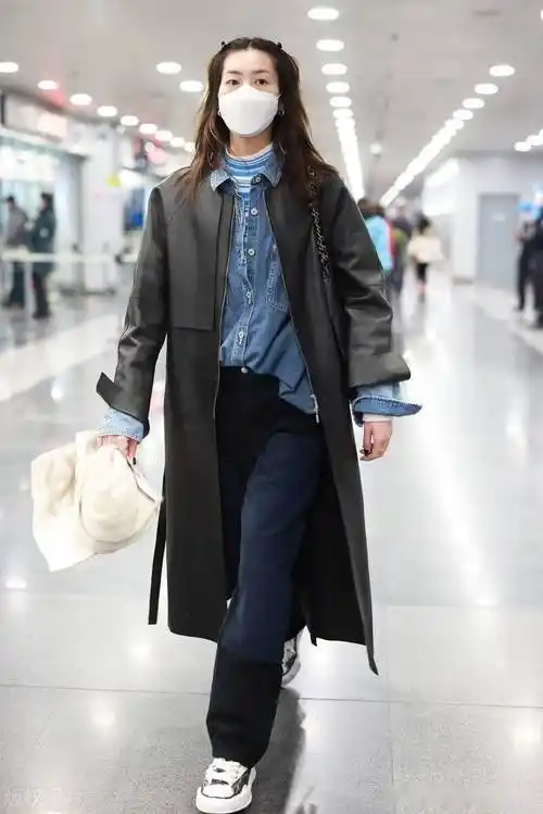 街拍:刘雯黑色皮风衣 牛仔衬衫 拼接牛仔裤时髦叠穿_机场_条纹_北京