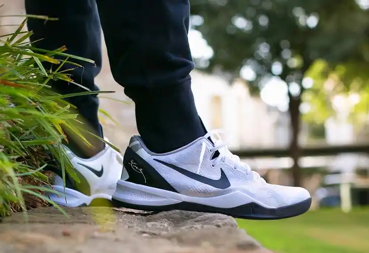 科比八代(kobe8代入坑篮球鞋经典配色回顾!nike科比战靴nba上脚)