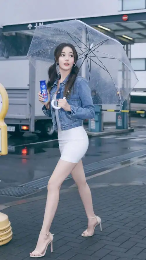 但是热巴还有一个优点就是臀和腰配上170不到一点的身高(应该是),穿着