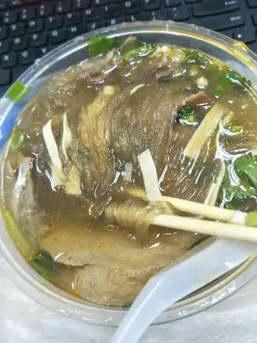 昨天晚上点的外卖,「牛肉粉丝汤」 「素鸡」,味道很好,我很喜欢吃牛肉