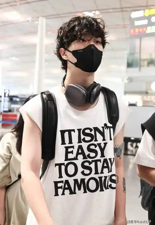 蔡徐坤宋雨琦回归,王鹤棣范丞丞机场出发酷帅_造型_队友