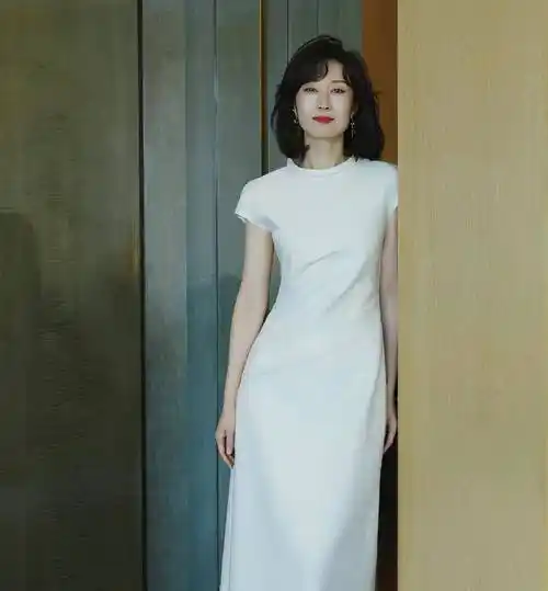 44岁刘敏涛出席活动,自信大方吊打小花_年龄段_女明星_身材