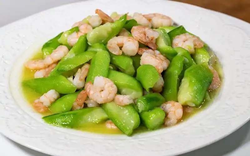 简单家常菜虾仁炒丝瓜,适合夏天吃非常清凉鲜甜,孩子们特别喜欢_哔哩