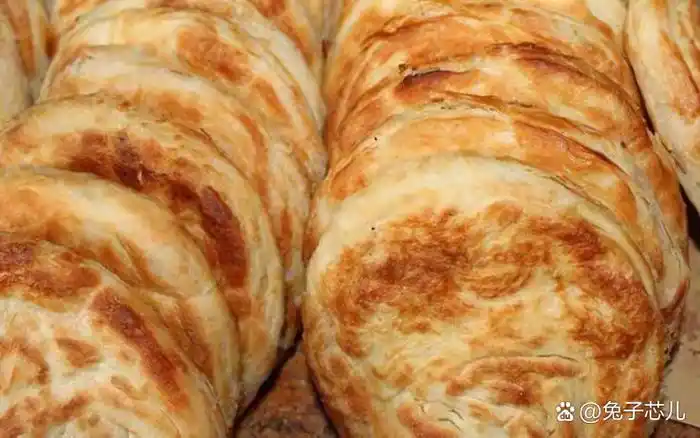 泰山火烧  一定有不少人吃过这种烧饼,因为在泰安这是一种很常见的