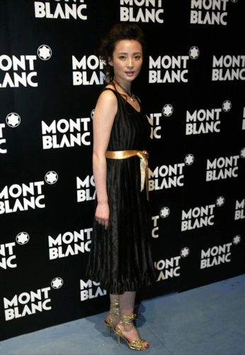 蒋勤勤的身段真挺优雅的,但侧身的时候,却有点显肚子大