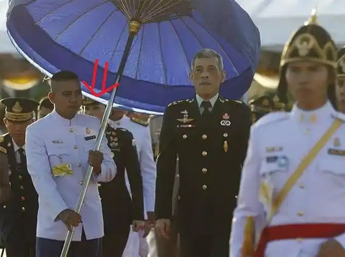 泰国国王夫妇穿情侣背心一起运动有活力王后还被老公甩在身后