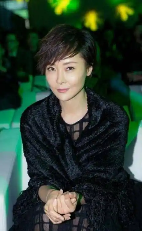 整体造型,是不是显得柯蓝气质与女人味都很明显,同时身高优