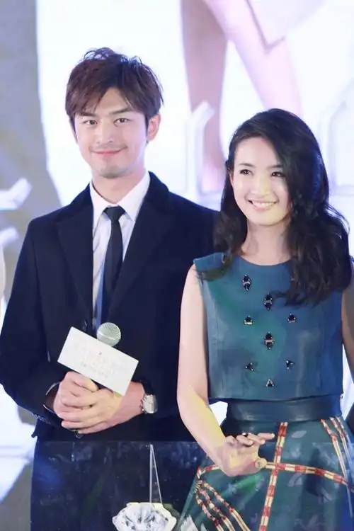 陈柏霖林依晨合影