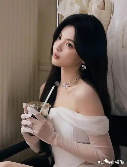 杨超越的知名度始于参加中国选秀节目《创造101》(也称为《偶像练习生