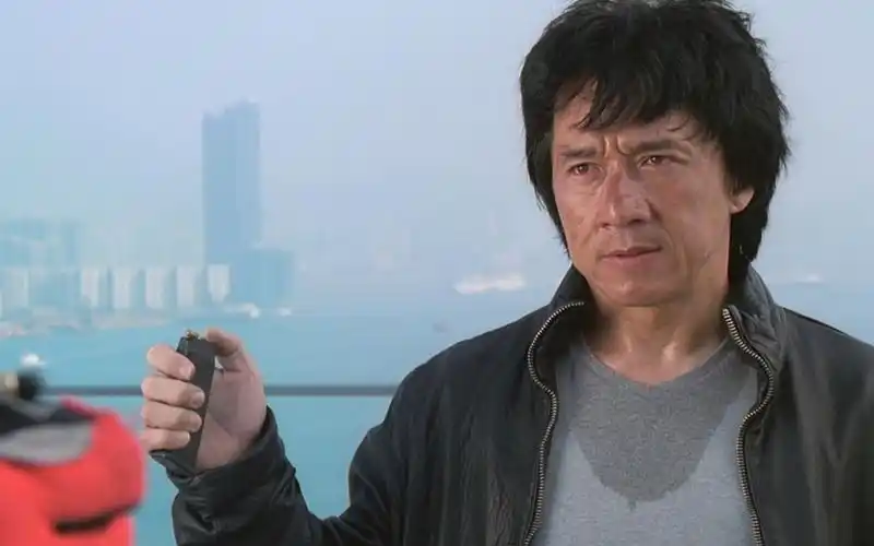 成龙早年经历,被黑帮拿刀架在脖子上,签了一份20万合同