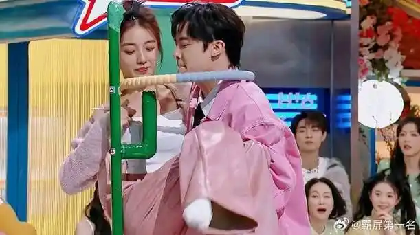 付辛博男友力爆发,当众公主抱万鹏,画面太甜!