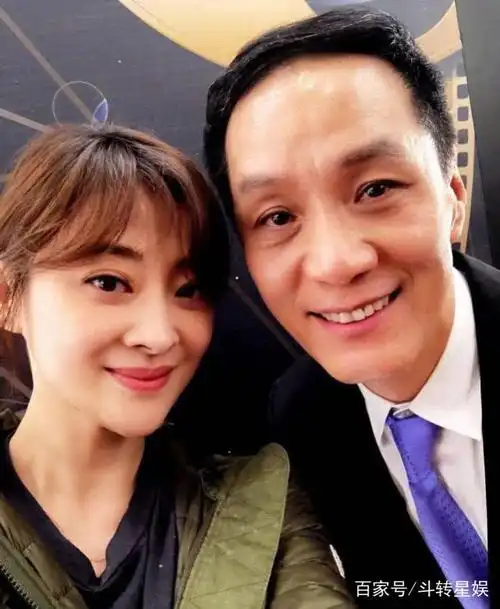 梅婷一家4口现身机场,孩子气质像梅婷,老公温柔体贴有才华