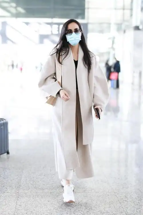 韩雪其它气质穿搭解析浅杏色大衣 百褶裙清新色系服饰,雅致温和又显得