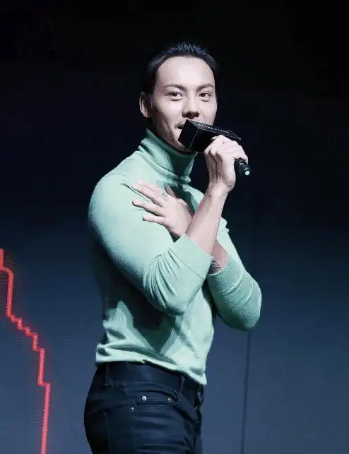 这五位男明星"胸大"到让女星汗颜, 穿衣服显到想让他贴乳贴!