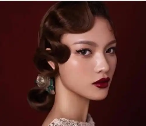 女生民国风典雅盘发发型复古却有几分时尚的