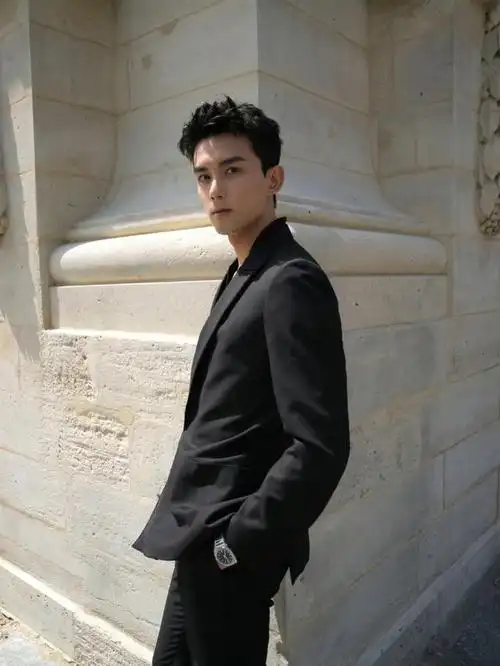 吴磊参加宝格丽品牌活动深v西装的造型一秒化身少年有成霸总