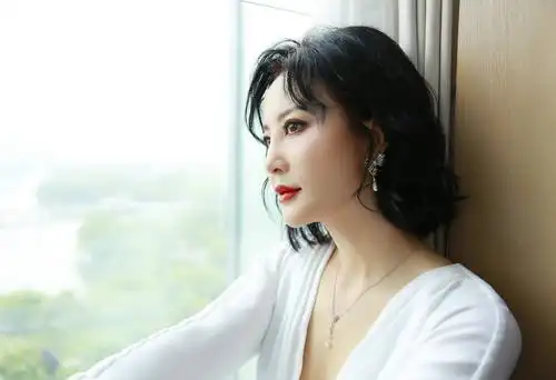 4月23日,2021"城市之星"国剧颁奖礼在江苏南京圆满落幕,演员陶红盛装