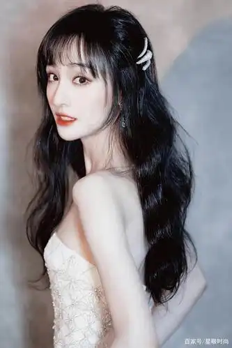 郑爽穿抹胸礼服裙,超甜超美超仙气,仿若下落凡间的美丽精灵