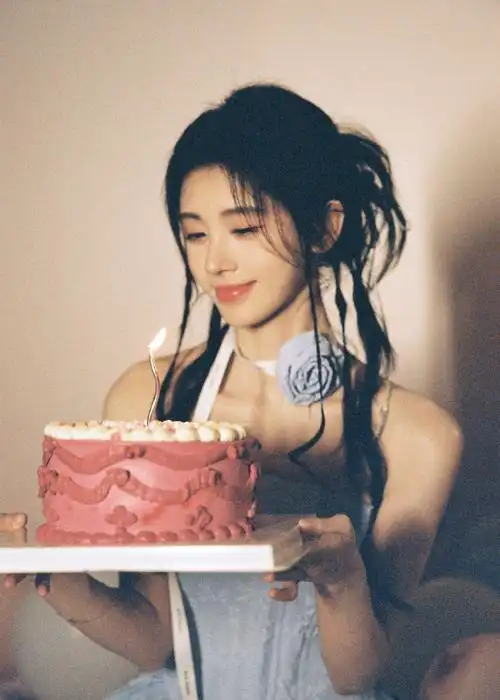 鞠婧祎生日写真曝光 戴皇冠背粉色翅膀可爱俏皮-易天影视公司-服务项