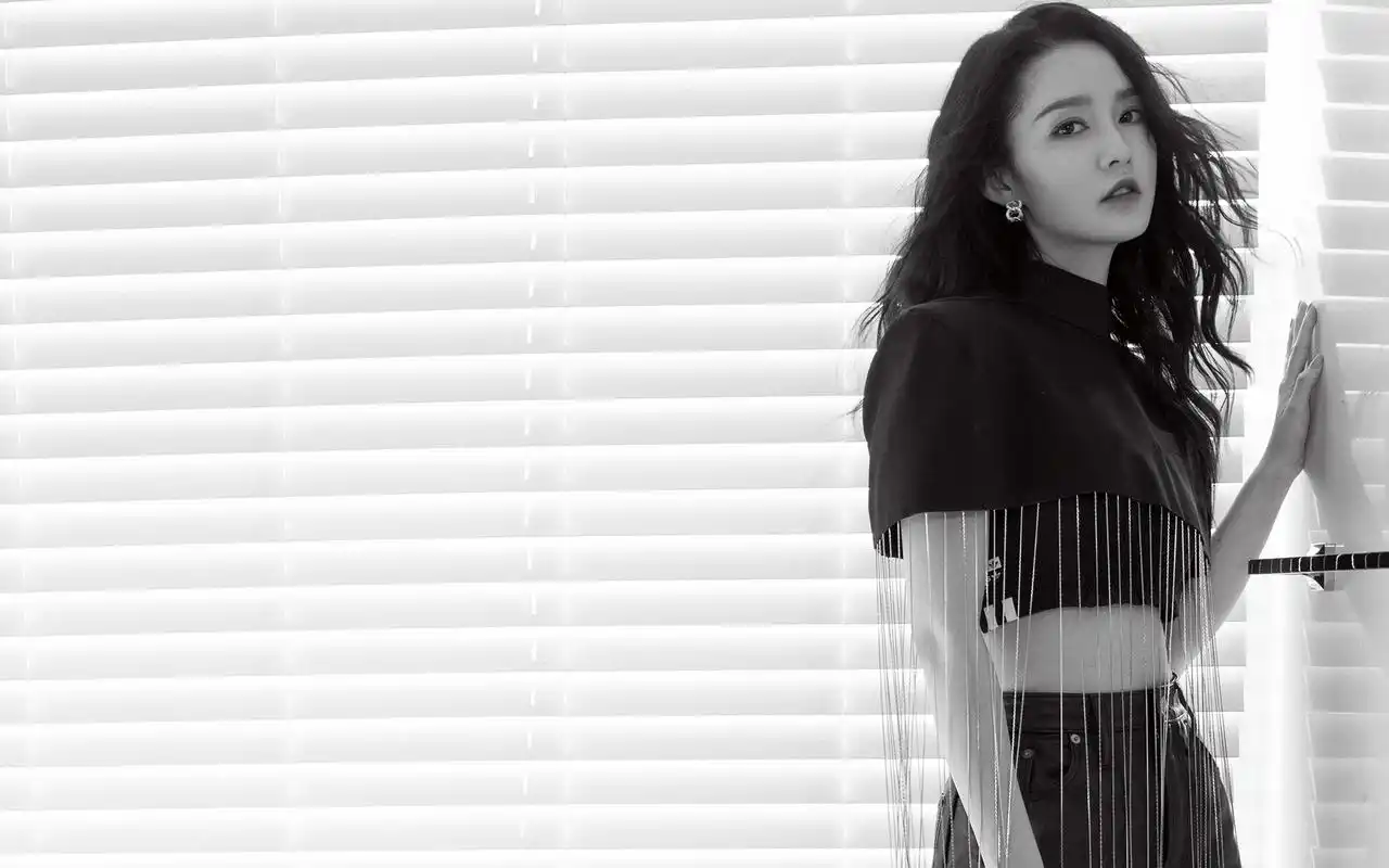 首页 桌面壁纸 大陆明星 李沁优雅甜酷写真桌面壁纸1920_1200手机