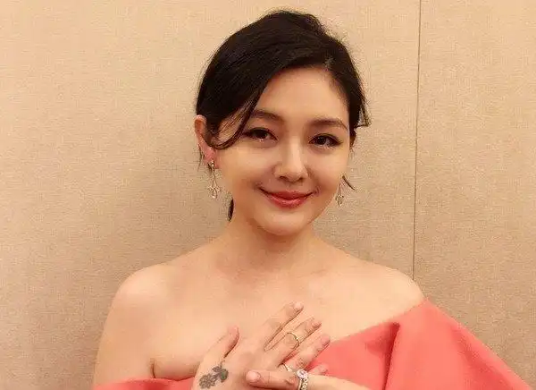 大s自曝2次封闭自己,一次绝交阿雅,一次胖到绝望不敢见人!_网易订阅