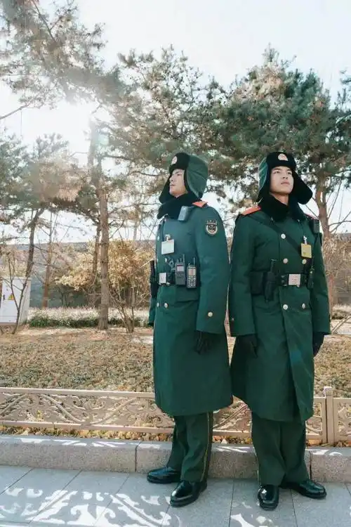 ▼在长安街执勤身着07武警士兵冬常服大衣武警北京总队执勤第三支队