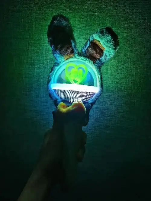 iu李知恩 ##iu应援棒当装上电池的应援棒的灯亮了就是好漂亮啊!