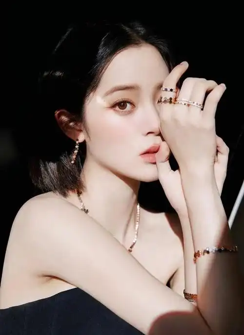 欧阳娜娜婀娜多姿优雅写真,惊艳迷人!__财经头条