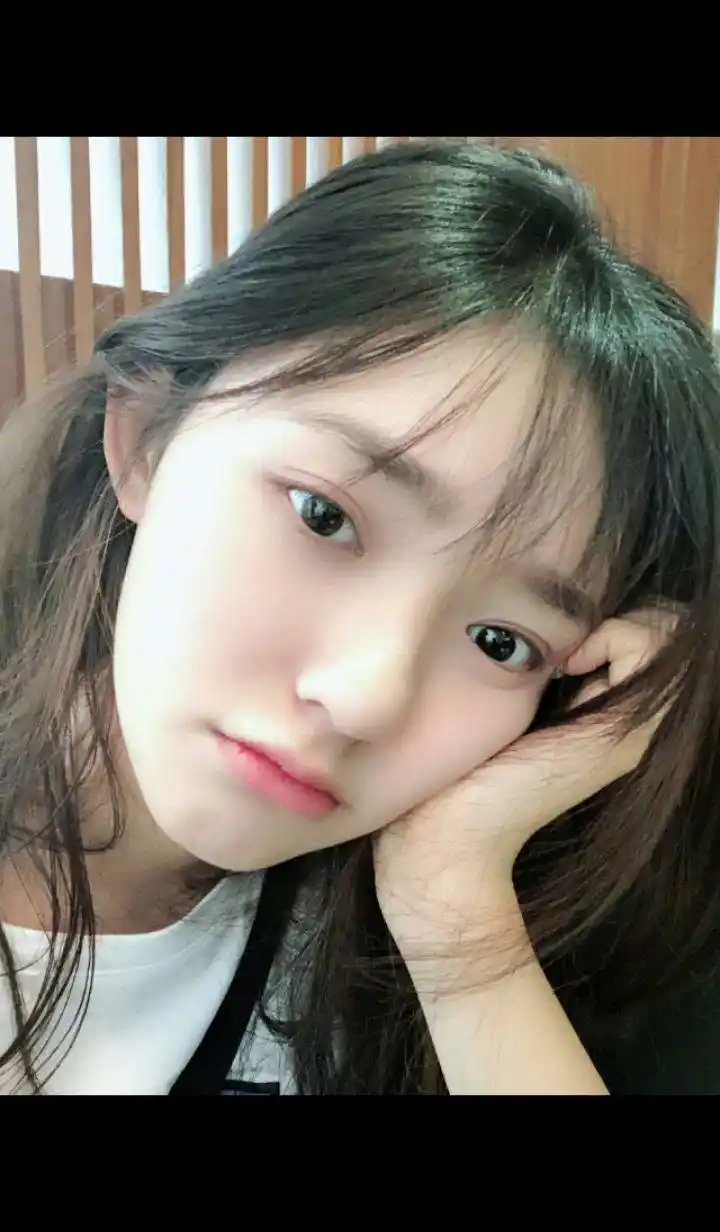 最近林允发布一组空气刘海的照片,太美了