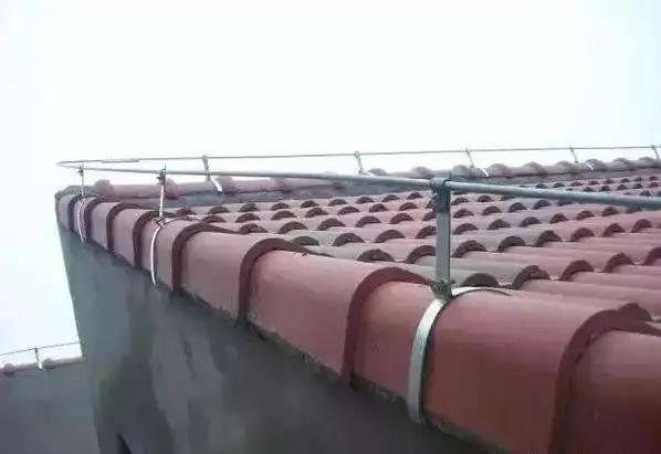 18,屋面爬梯与避雷带连接做法屋面金属爬梯处避雷带安装,在上人处断开