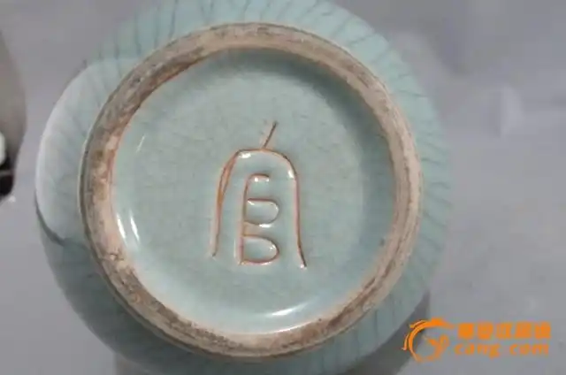 开片官字底葫芦瓶