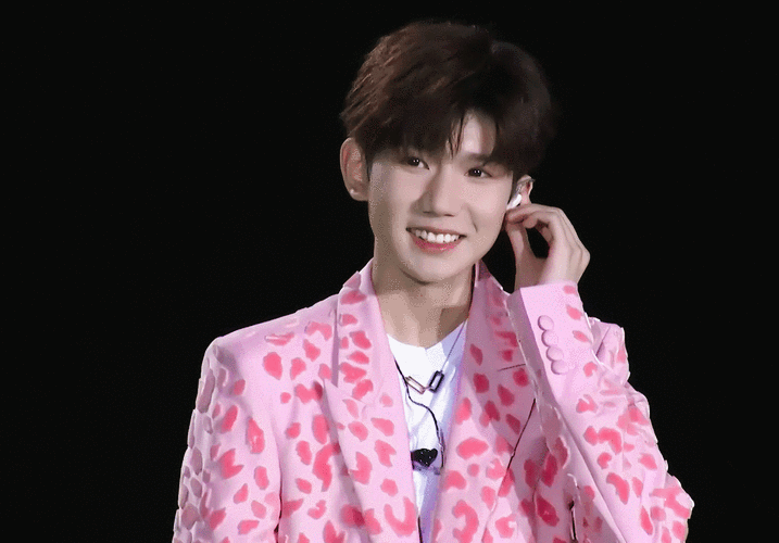 王源再累也会对大家微笑 把所有宠爱都给了粉丝,把情绪都藏自己进心里