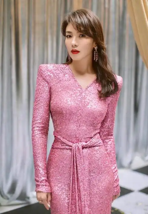 46岁刘涛真有魅力,粉红色亮片连衣裙显身材,小v领开口真吸睛