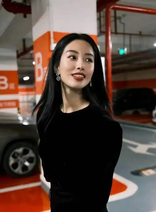 杨采钰地下车库拍美照一身黑配锥子靴太帅气气质好优雅
