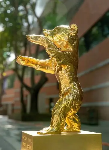 1998年柏林国际电影节杰出个人奖,提名金熊奖.