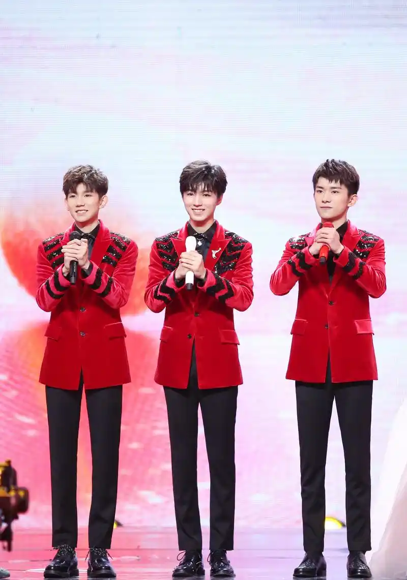 tfboys六周年演唱会海报合集,黑色西装尽显大长腿,让人羡慕