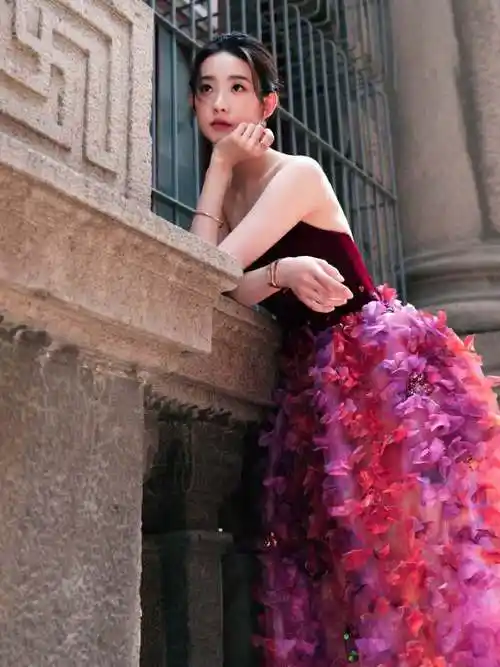 张艺凡红色抹胸花朵裙#@张艺凡一袭红色花朵礼服好美啊!