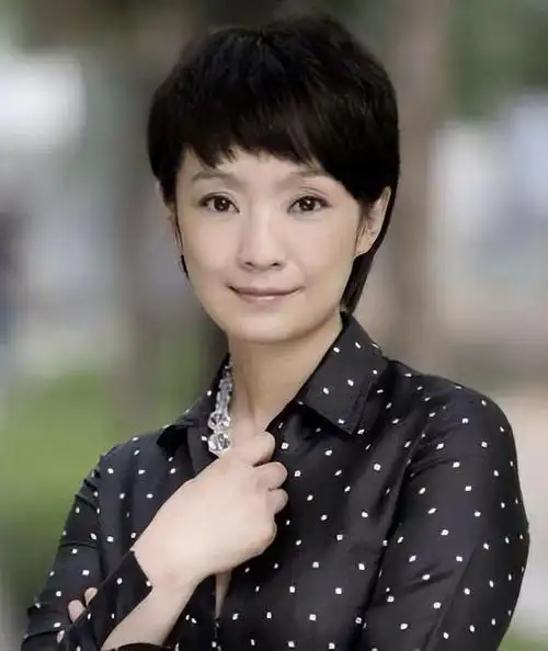 回顾演员王海燕38岁嫁张嘉益41岁高龄产女恩爱18年幸福甜蜜