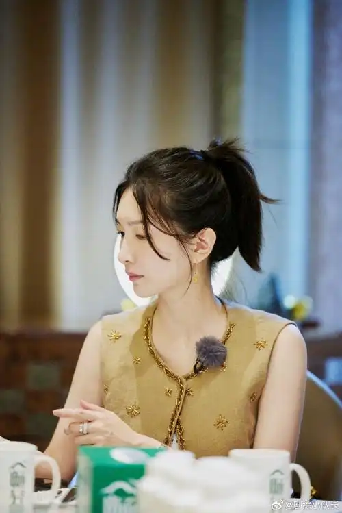 满身都是松弛感,江疏影这个神转场做的确实可以啊,就想这样浪迹天涯