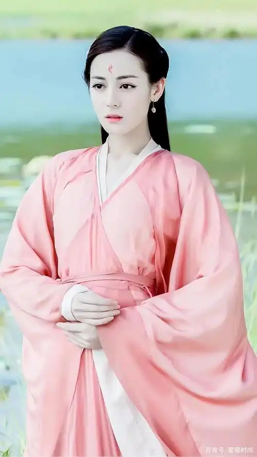 当红小花迪丽热巴的古装造型,由内而外都散发着高雅古典美