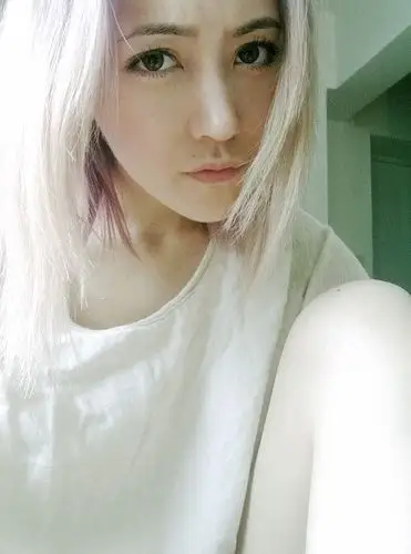 找一个白色头发女生的头像最好大一点静态的.帮帮忙