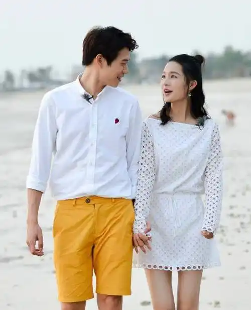 魏大勋和李沁海边度假,谁注意了魏大勋手的位置?