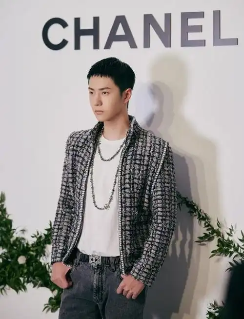 王一博穿着酷酷的风格,可能是出乎意料的.谁还会有这样大胆的创意呢?