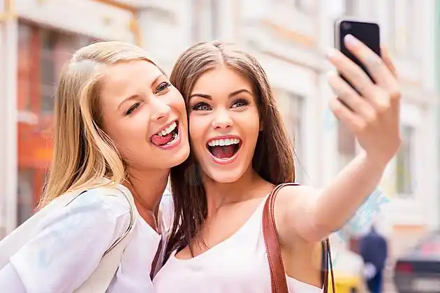 手机合影自拍美女高清图片下载-找素材