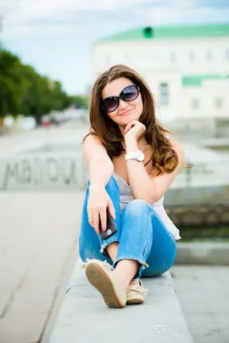 美丽的欧洲女人微笑户外