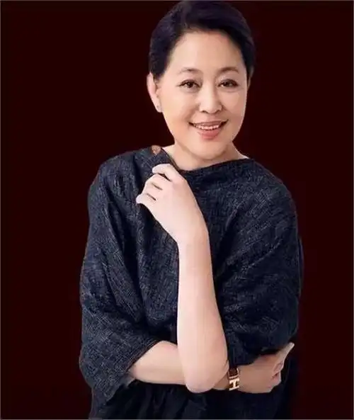 事实证明,消失的央视一姐倪萍,现在已经走在另一条路上