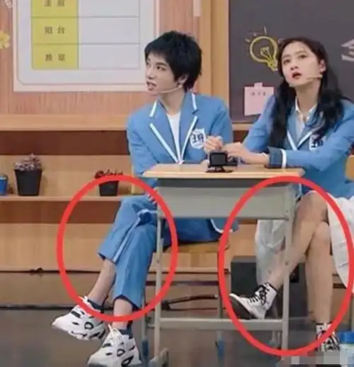 有种"神同步"叫关晓彤华晨宇,看到两人玩游戏的动作,真有默契